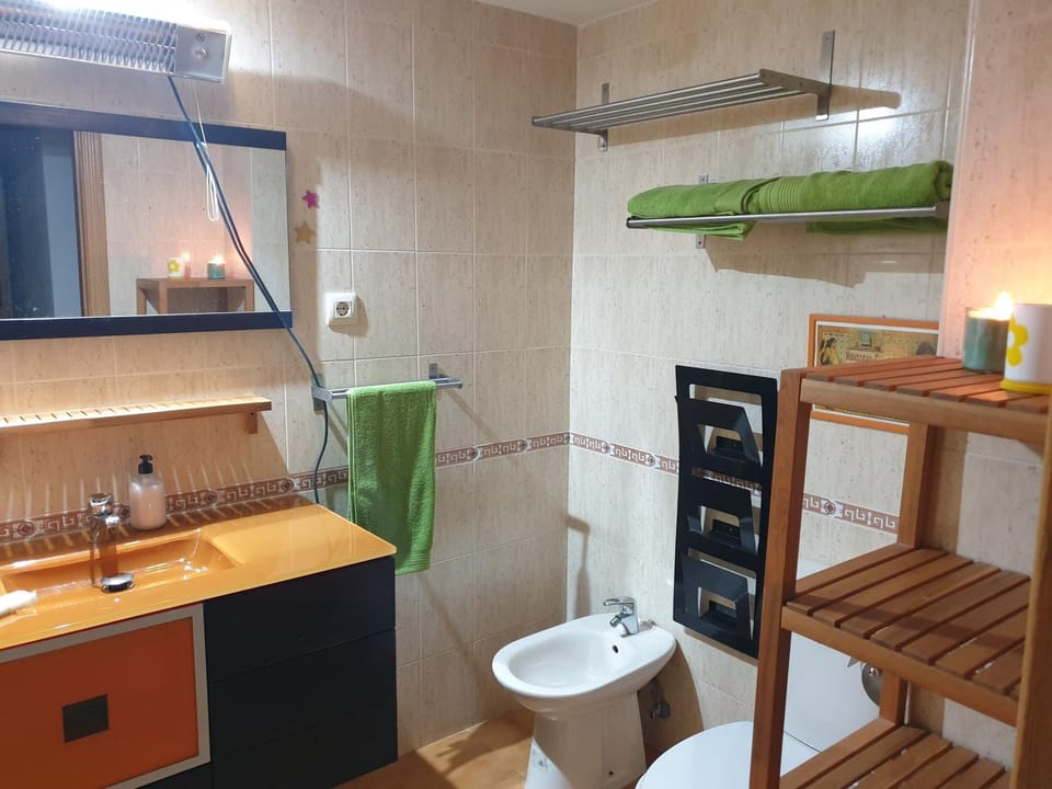 Toilet, Bathroom, bidet, towels