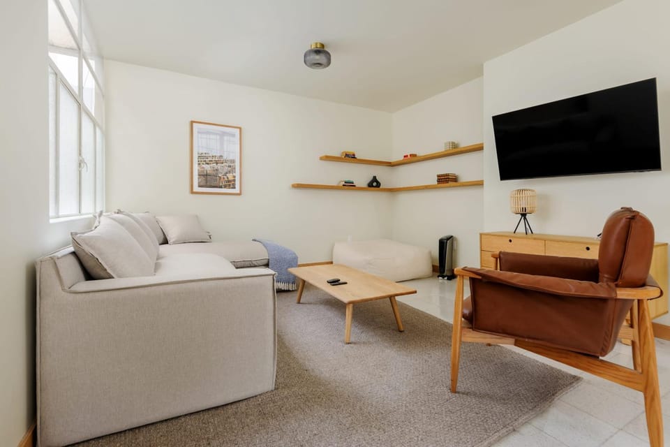 Communal lounge/ TV room, TV and multimedia, Seating area