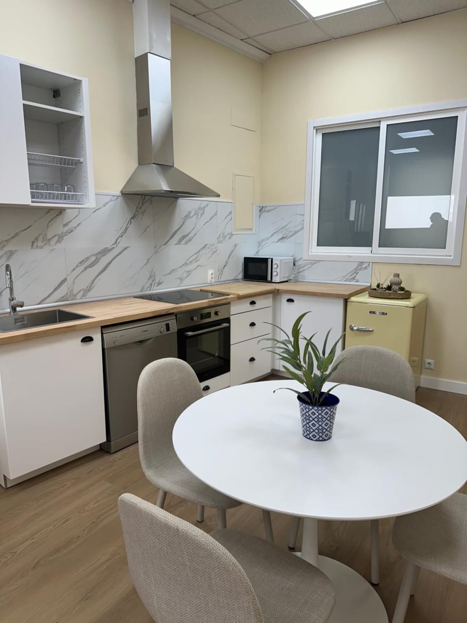 Kitchen or kitchenette, Dining area, oven, stove