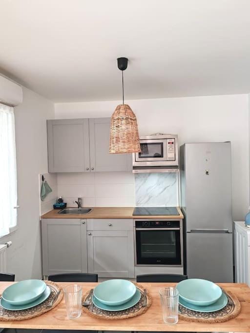 Dining area, oven, stove