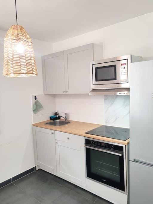 Kitchen or kitchenette, oven