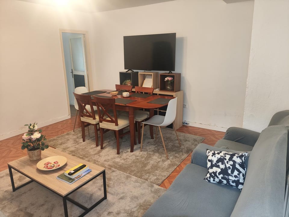 Communal lounge/ TV room, TV and multimedia, Living room, Dining area