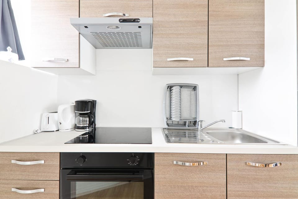 Coffee/tea facilities, Kitchen or kitchenette, stove, toaster