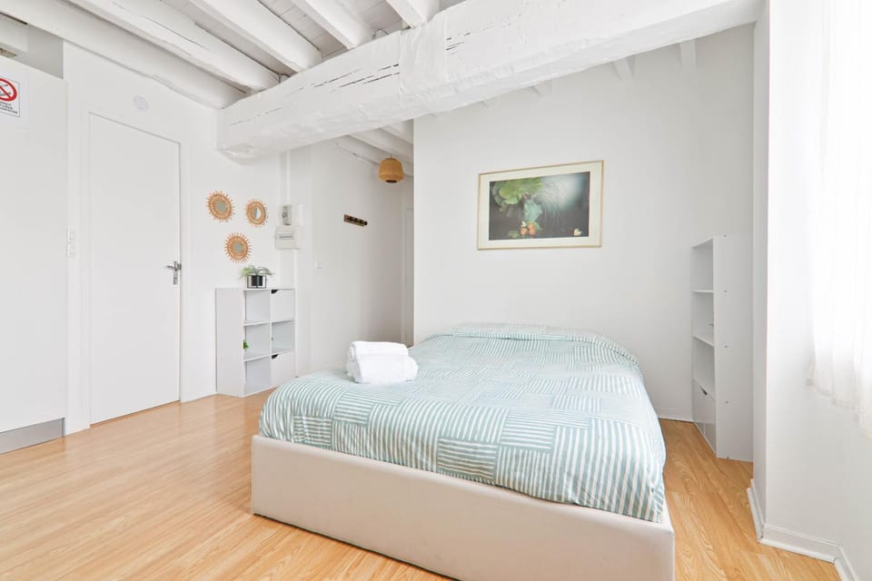 Bed, TV and multimedia, Bedroom