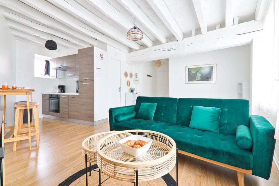 Kitchen or kitchenette, Living room, Food and drinks, Seating area, Dining area, Food