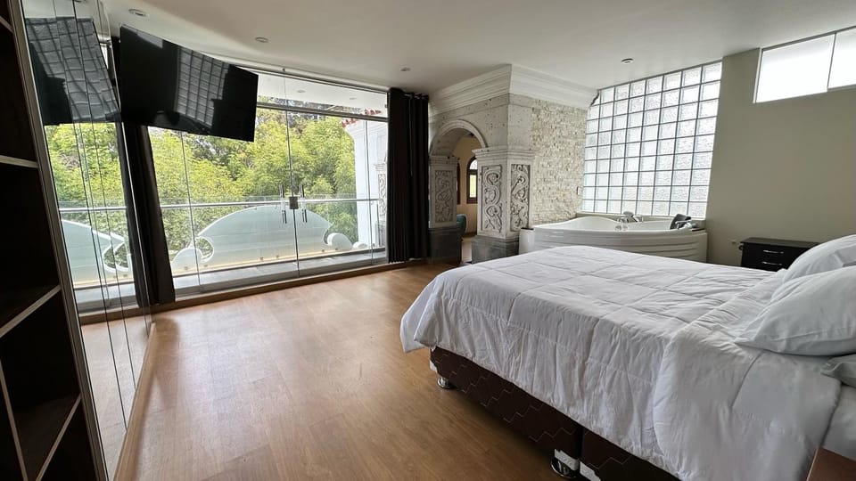 Bed, Hot Tub, TV and multimedia, Balcony/Terrace, Bedroom
