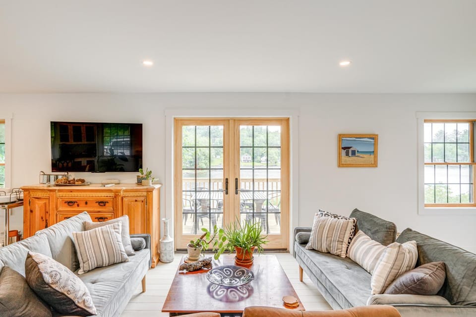 Lakefront Hinsdale Home ~ 10 Mi to Pittsfield! House in Berkshires