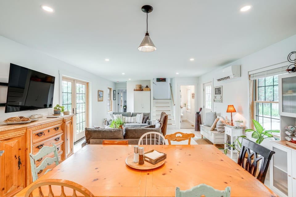 Lakefront Hinsdale Home ~ 10 Mi to Pittsfield! House in Berkshires