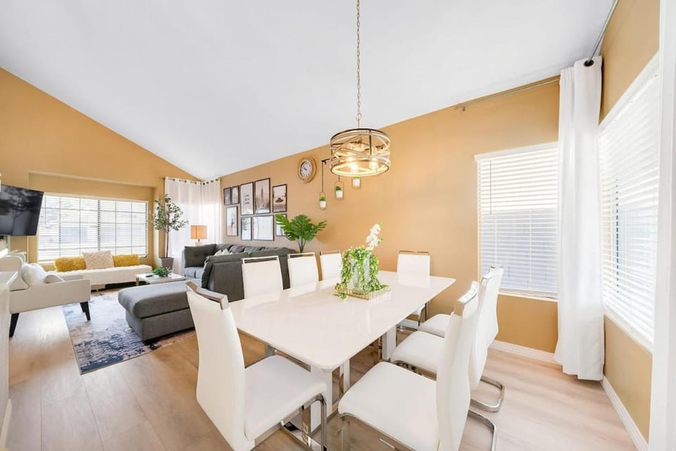 Heart of Las Vegas 8 Beds, Pool Table, BBQ! House in Spring Valley