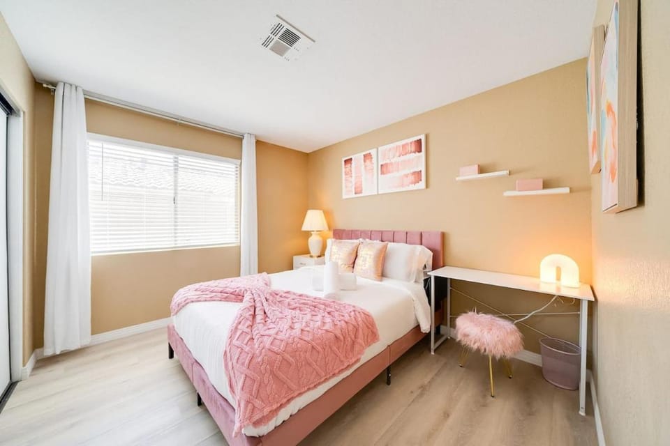 Heart of Las Vegas 8 Beds, Pool Table, BBQ! House in Spring Valley