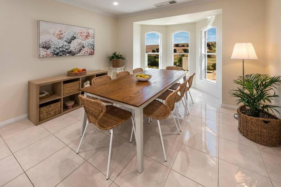 Seating area, Dining area