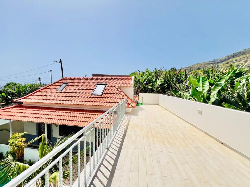 Casa das Amoreiras by YMR House in Madeira District