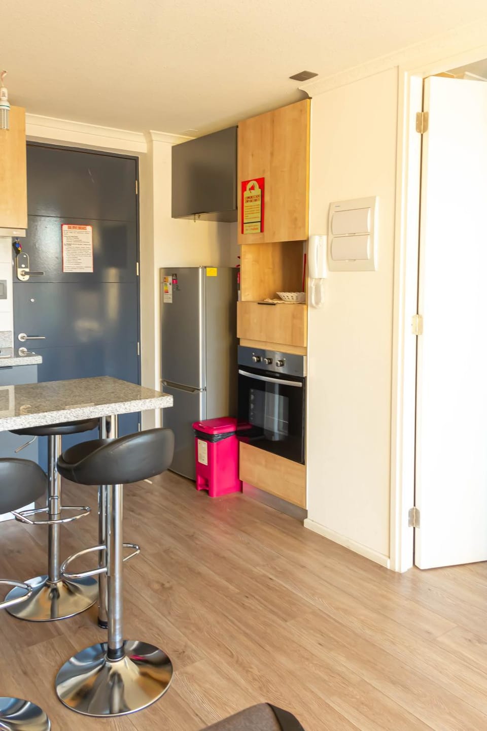 Facade/entrance, Communal kitchen, oven