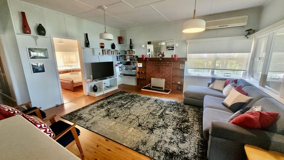 The Ideal Spot by Book Jervis Bay - Pet Friendly Waterfront with Retro Styling House in Saint Georges Basin