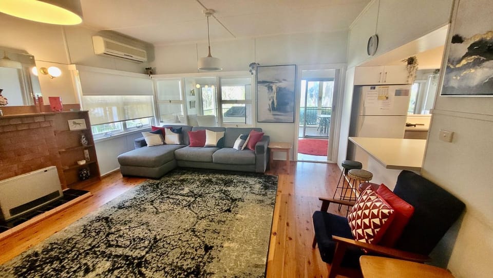 The Ideal Spot by Book Jervis Bay - Pet Friendly Waterfront with Retro Styling House in Saint Georges Basin