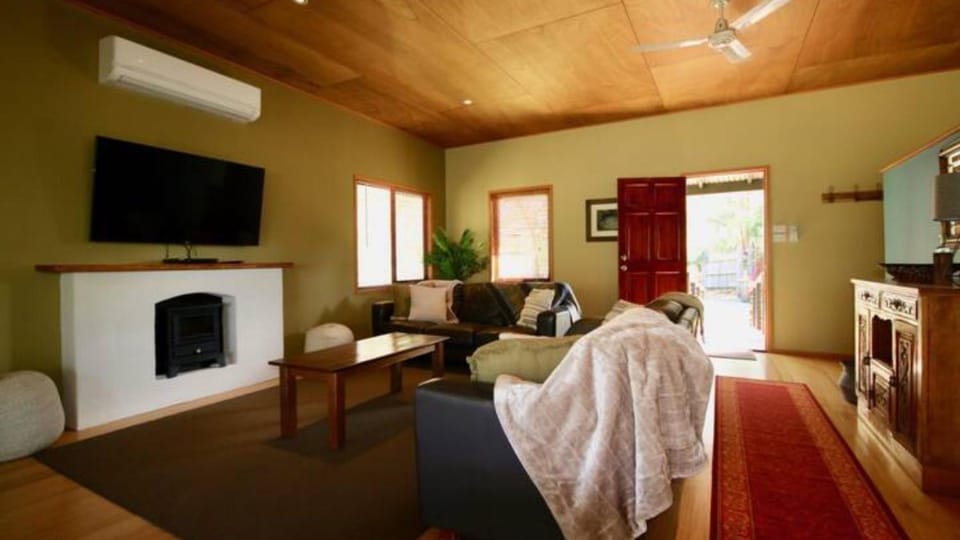 Waterfront Hideaway by Book Jervis Bay - Sanctuary Point - The Ultimate Spot to Relax House in Saint Georges Basin