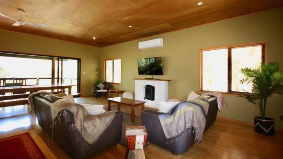 Waterfront Hideaway by Book Jervis Bay - Sanctuary Point - The Ultimate Spot to Relax House in Saint Georges Basin