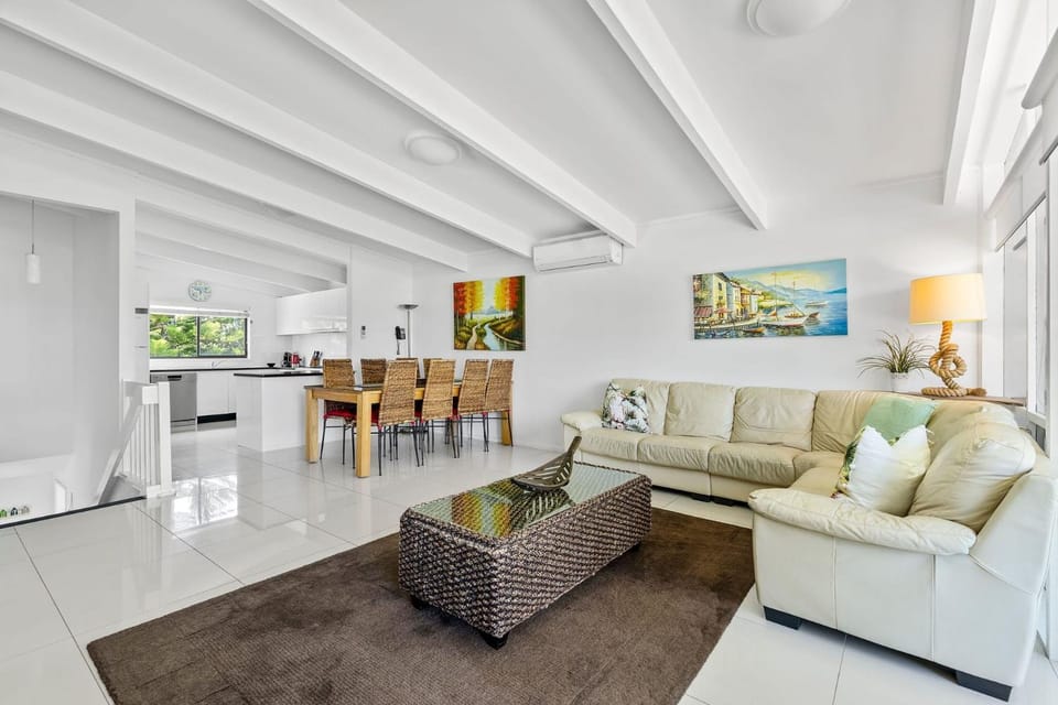 Sabia Beach House Vincentia by Book Jervis Bay - Family Fun - Beachfront House in Vincentia