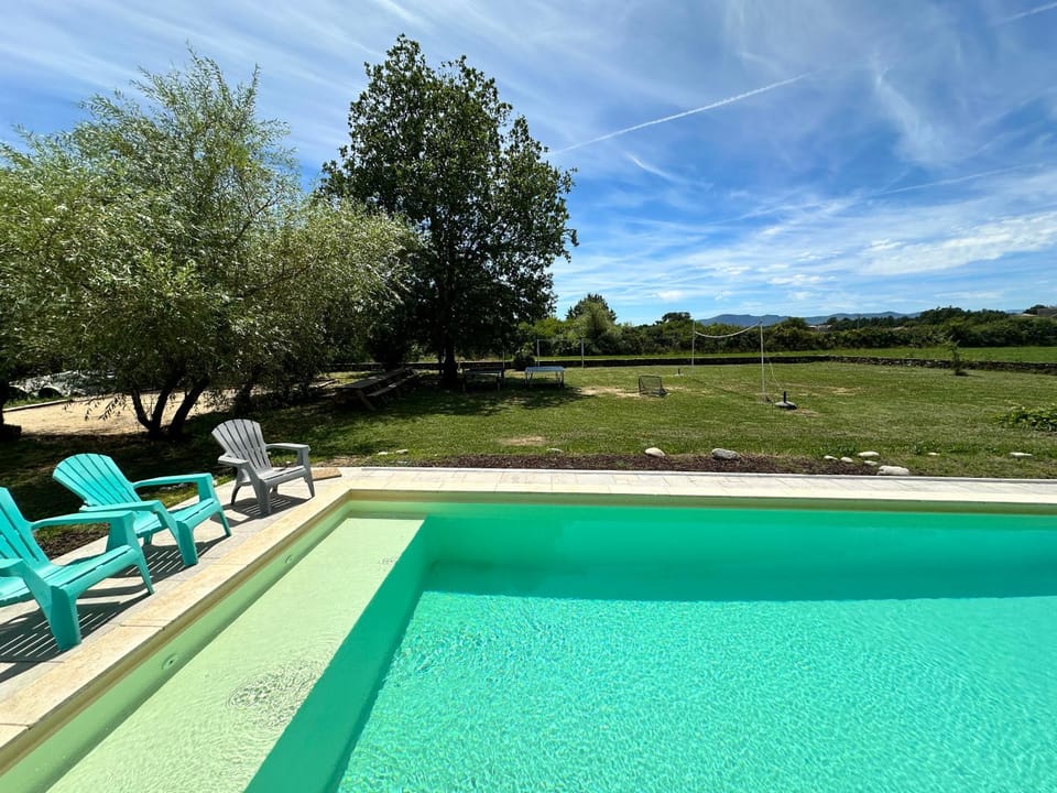 Liberty-jacuzzi-sauna-bain scandinave-piscine Villa in Auvergne-Rhône-Alpes