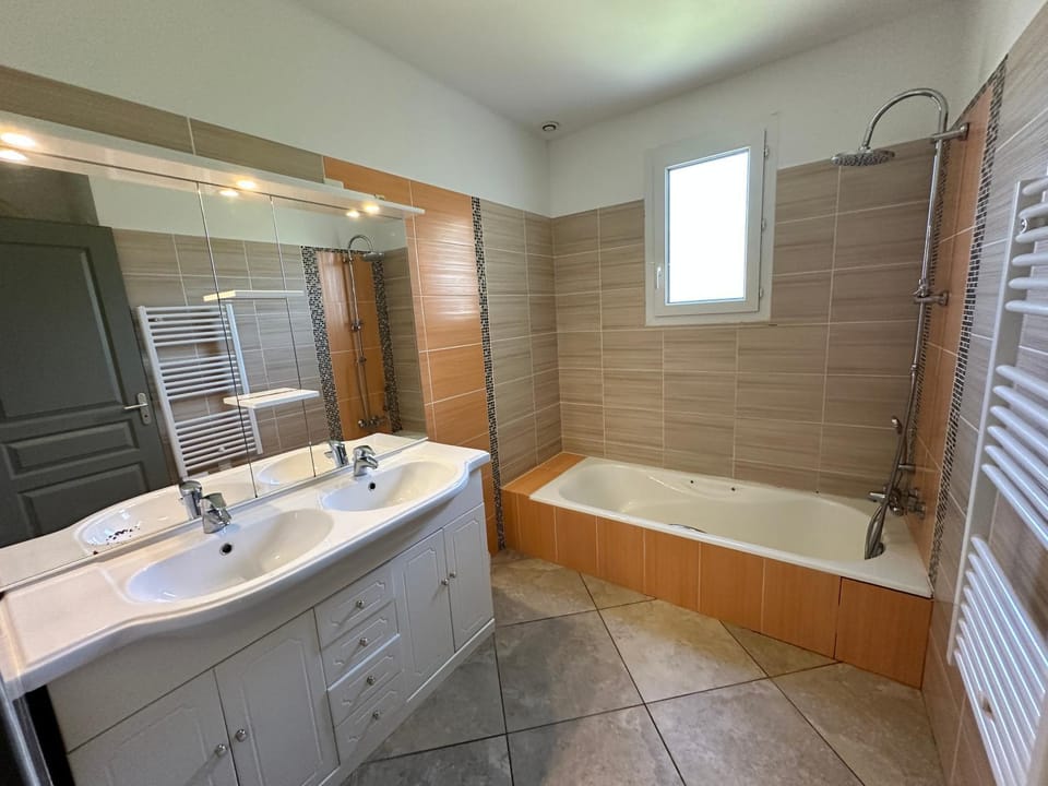Liberty-jacuzzi-sauna-bain scandinave-piscine Villa in Auvergne-Rhône-Alpes