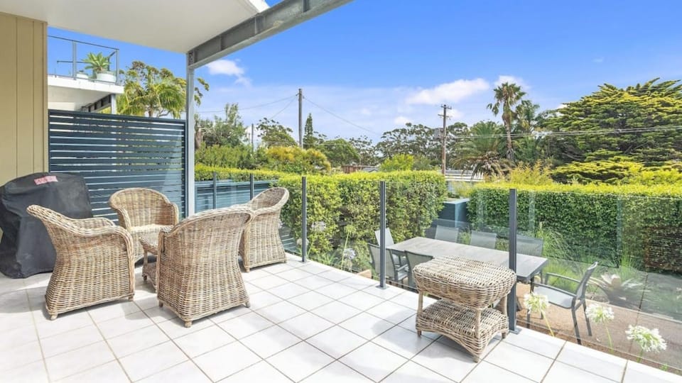 Vincentia Style by Book Jervis Bay - Only 150m to the Beach - Free Wifi & Chrome Cast House in Vincentia
