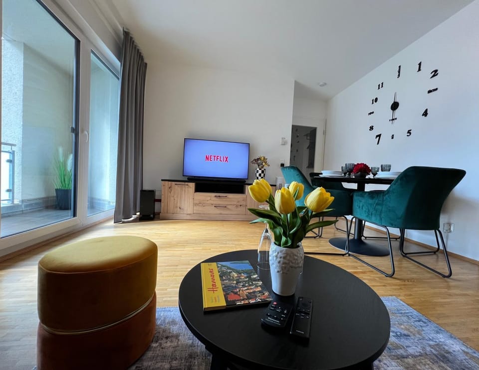 TV and multimedia, Living room, Seating area, Evening entertainment