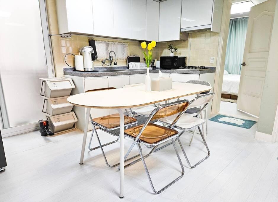 Kitchen or kitchenette, Dining area