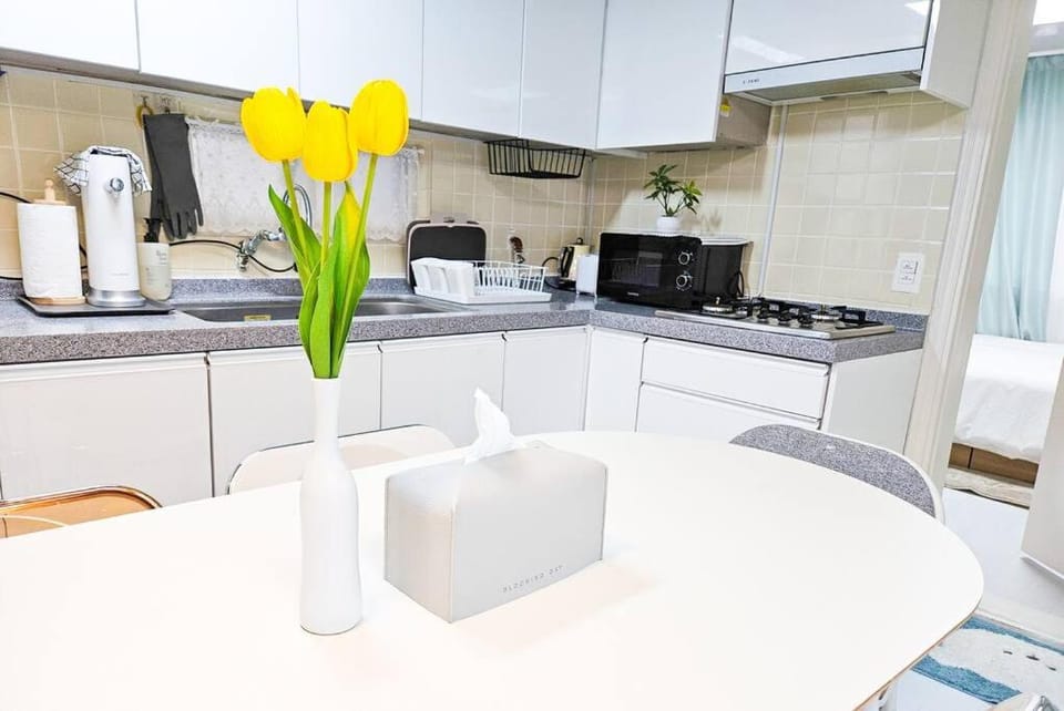 Kitchen or kitchenette, Dining area