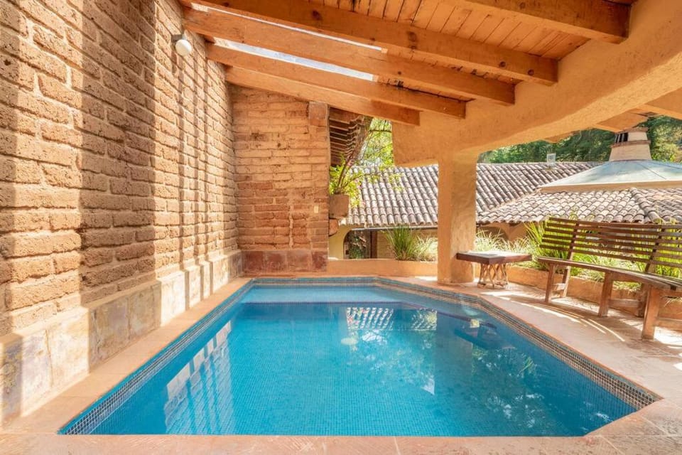 Casa Avándaro con alberca, Río, Bosque y Cocinera! House in Valle de Bravo