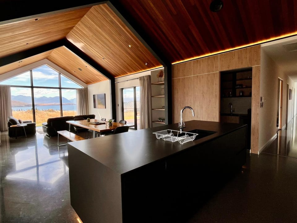 Kitchen or kitchenette, Dining area, Lake view, Mountain view
