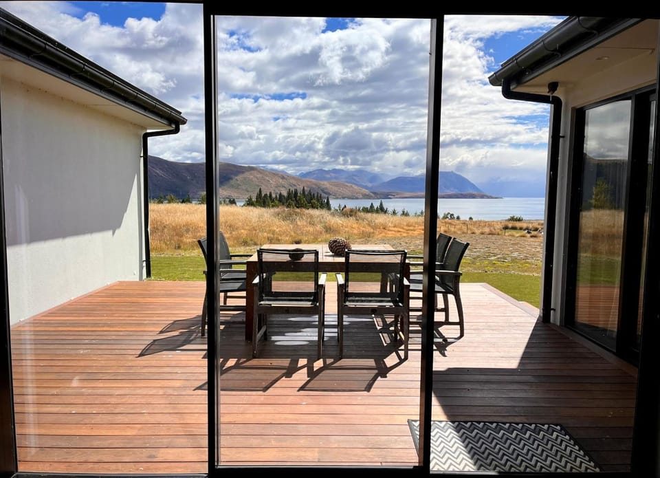 View (from property/room), Balcony/Terrace, Seating area, Lake view, Mountain view
