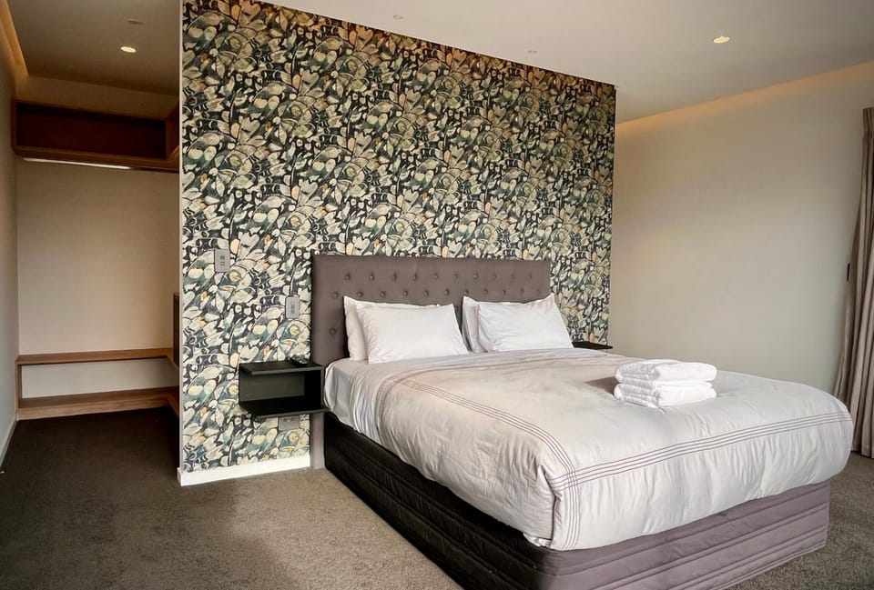 Bedroom, towels