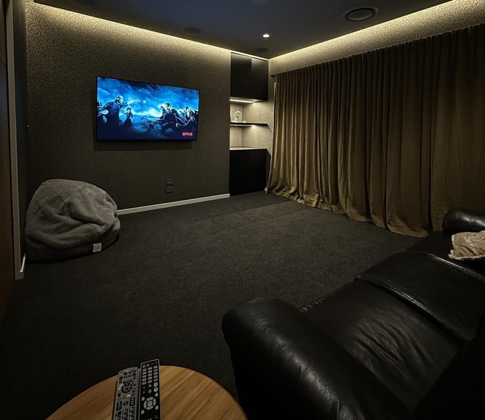 TV and multimedia, Living room, Evening entertainment