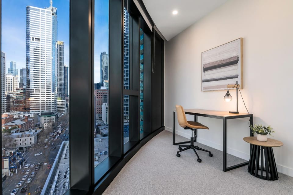 Stunning Apt 100m fr Parkland w Views, Pool and Desk Apartment in Melbourne
