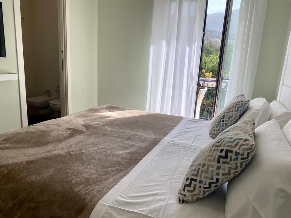 Bed, TV and multimedia, Bedroom