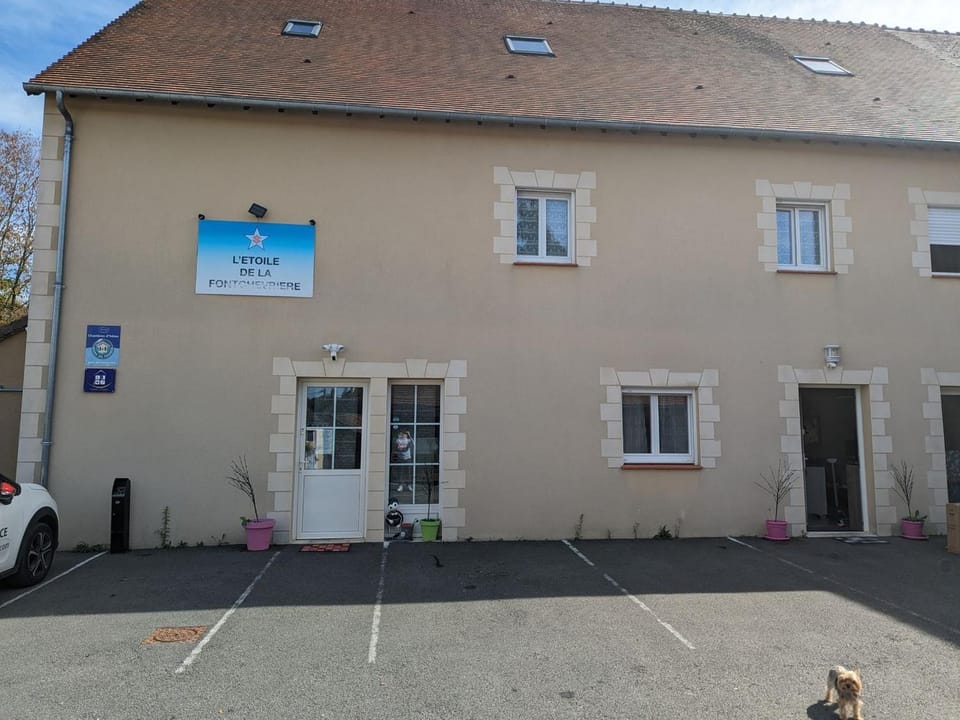Chambre confortable avec salle d'eau privative, cuisine et salon communs, petit-déjeuner inclus. - FR-1-591-610 Bed and Breakfast in Centre-Val de Loire