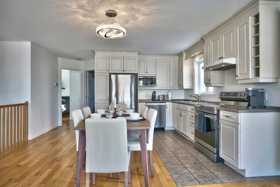 Dynamite 2-Bedroom House, Garage, Sleeps 6 House in Sherbrooke