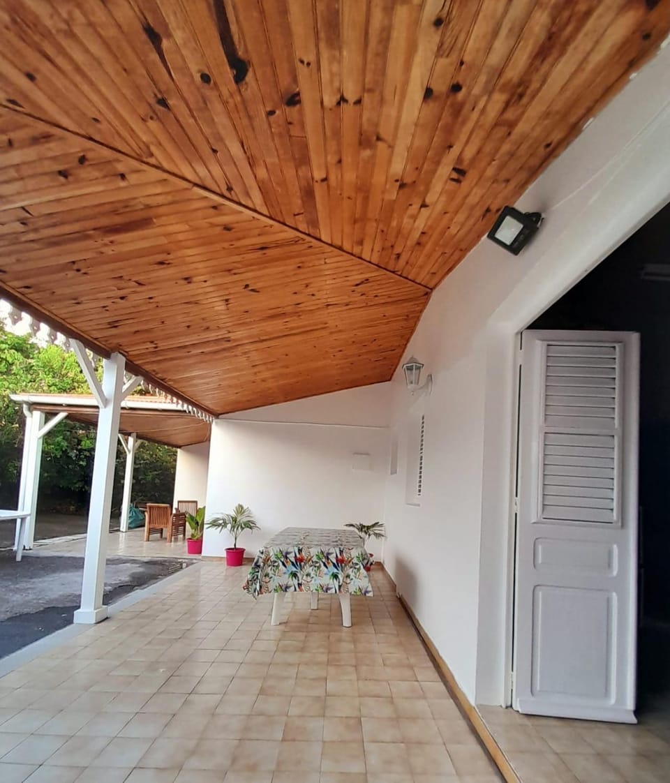 Madinina beach House in Sainte-Anne