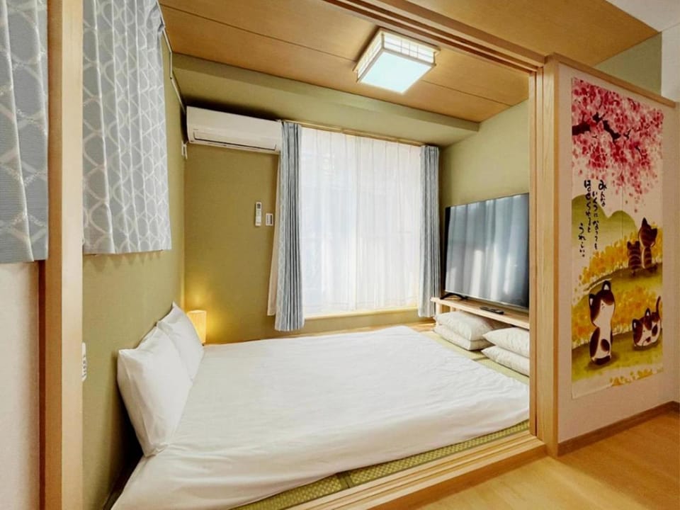 Communal lounge/ TV room, Bed, Bedroom