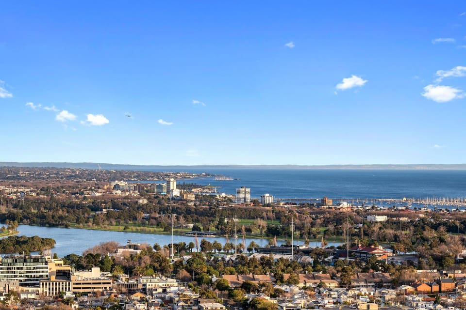 Stylish 1BR Apt w Stunning Lake and Bay Views! Apartment in Southbank