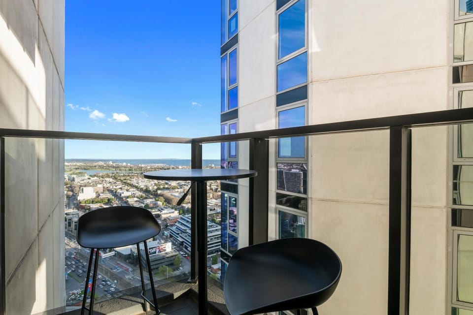 Stylish 1BR Apt w Stunning Lake and Bay Views! Apartment in Southbank
