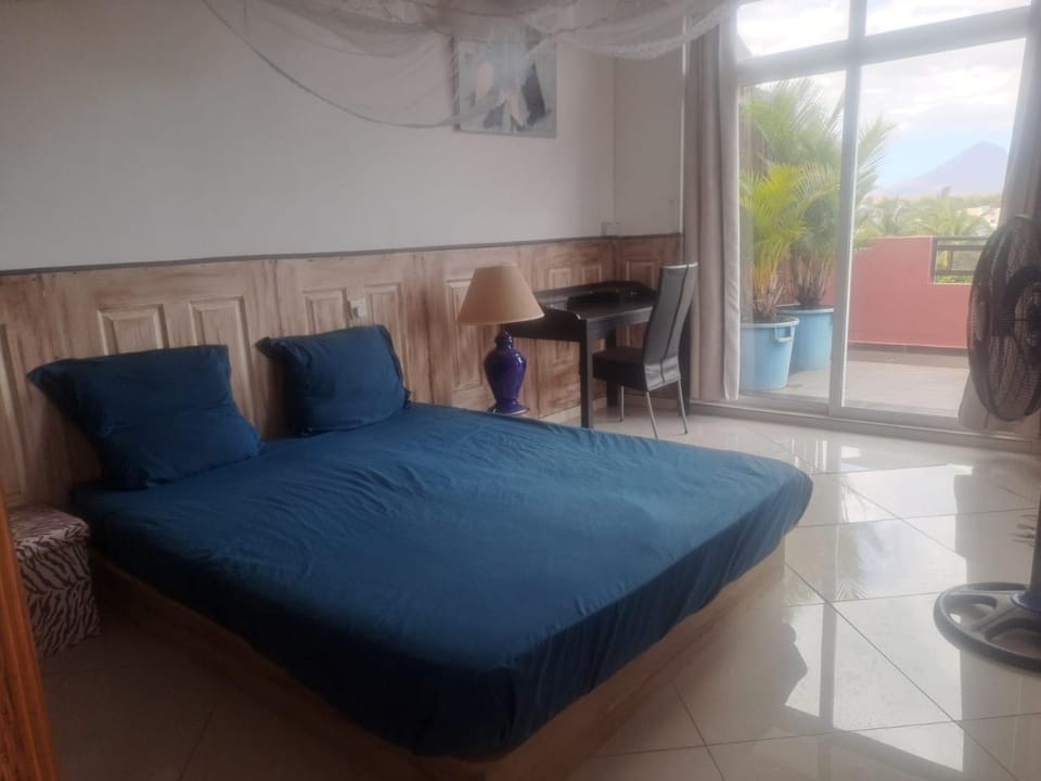 Bed, Seating area, Bedroom