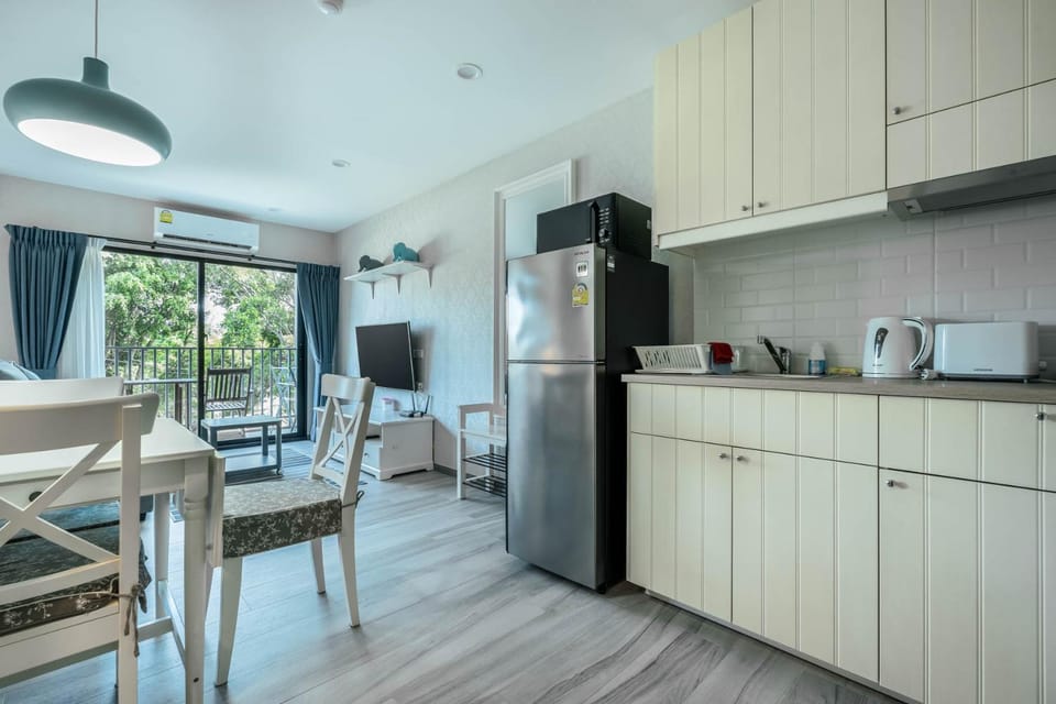 Coffee/tea facilities, Kitchen or kitchenette, Living room, Photo of the whole room, Seating area, Dining area, microwave, stove, toaster, kitchen, kitchen