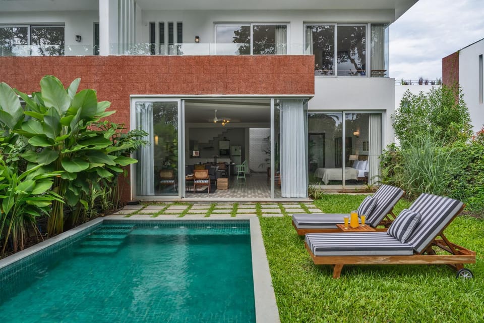 Property building, Garden view, Pool view, sunbed