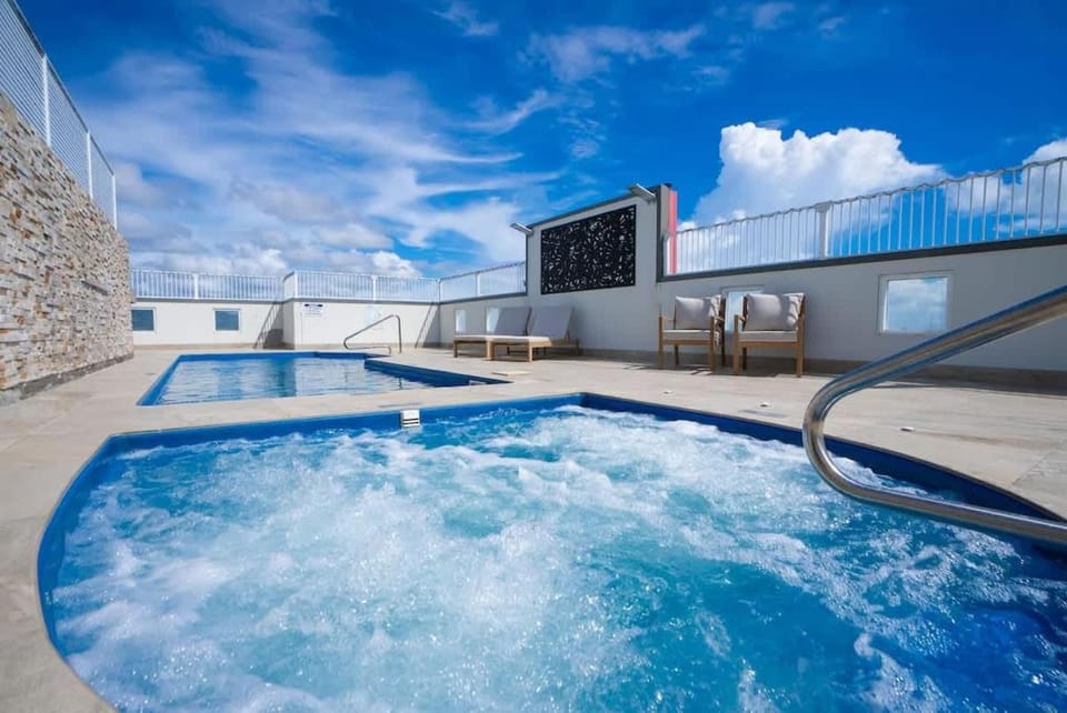 Cairns City Escape - Elevated Modern Haven with Pool Apartment in Cairns