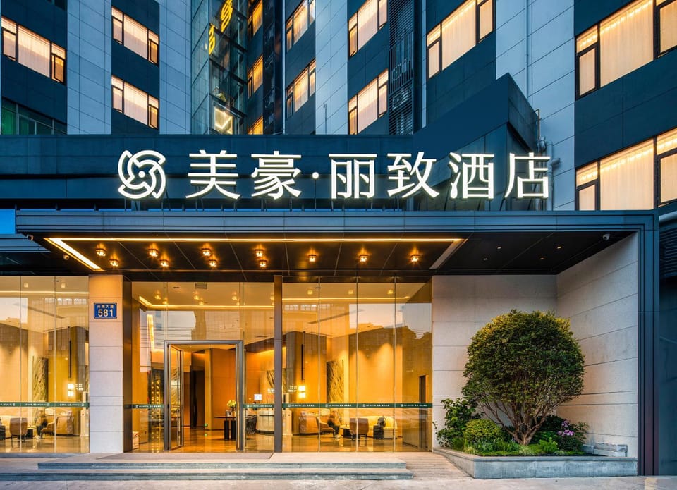 Property building, Facade/entrance, Day