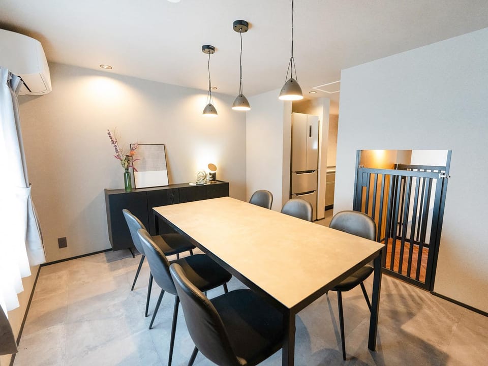 Photo of the whole room, Dining area, pet friendly