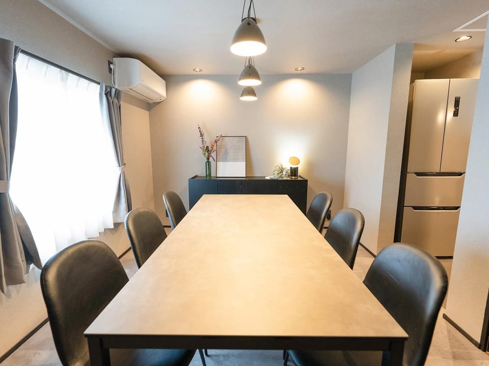 Photo of the whole room, Dining area, pet friendly