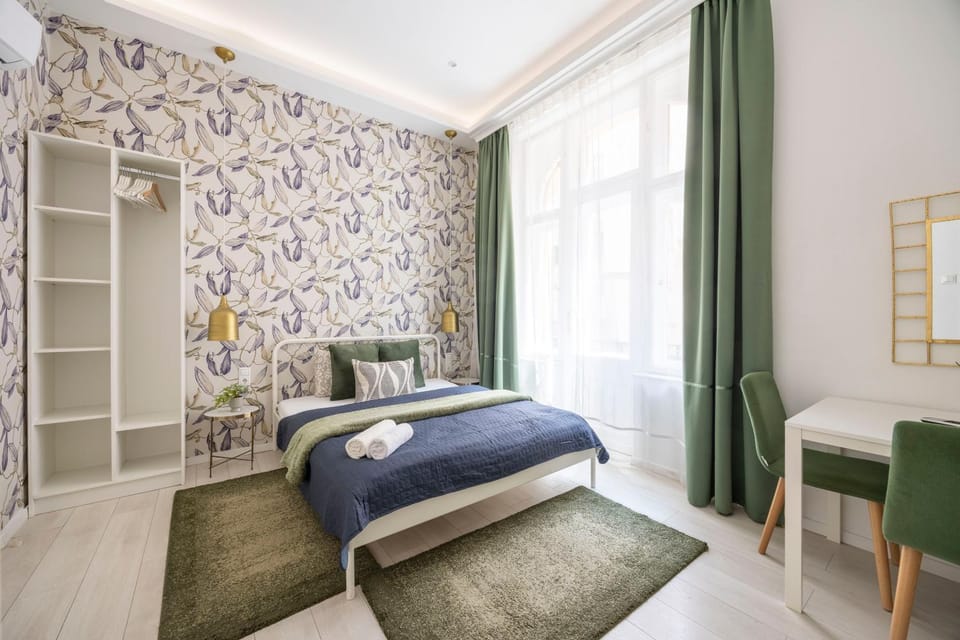Bed, Photo of the whole room, Seating area, Bedroom