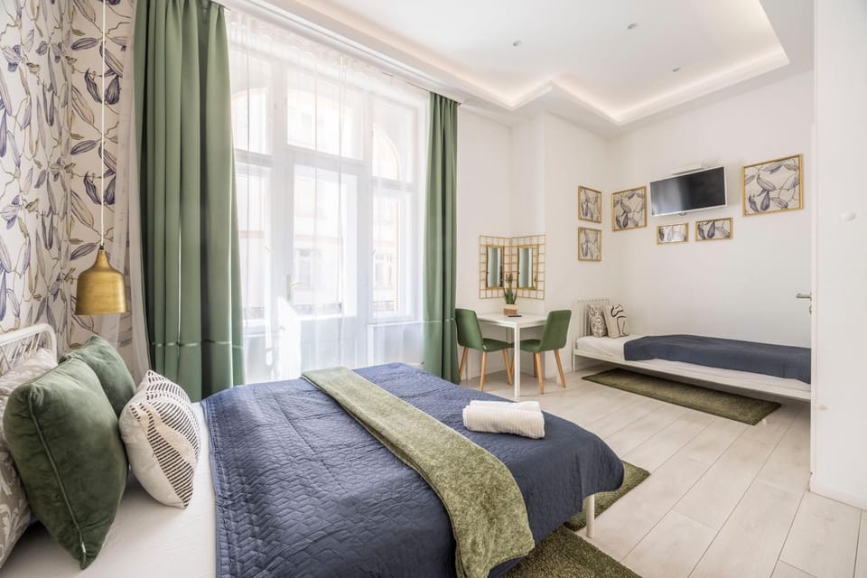 Bed, TV and multimedia, Photo of the whole room, Seating area, Bedroom